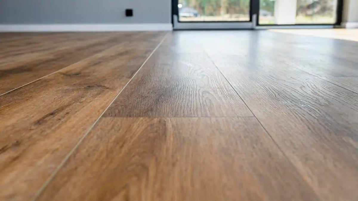 Vinylboden reinigen: Anleitung, Hausmittel & Profi-Tipps